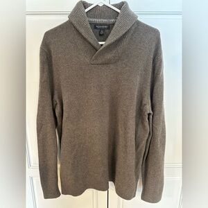Banana Republic Men's Taupe wool merino Sweater. Size Large.